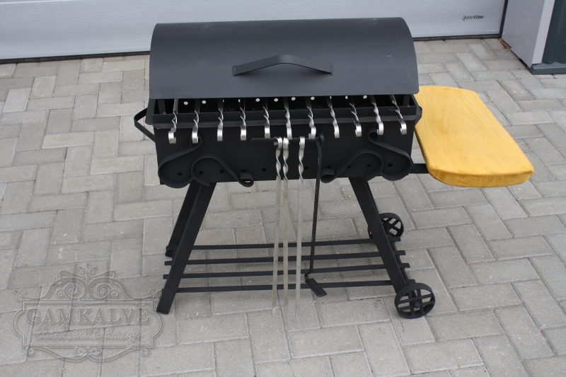 Ordinary barbeque with a shelf