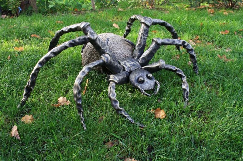 GAM-4 Blacksmith spider with stone