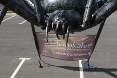 Skulptūra puolantis voras aukštis 3500mm plotis 5500mm