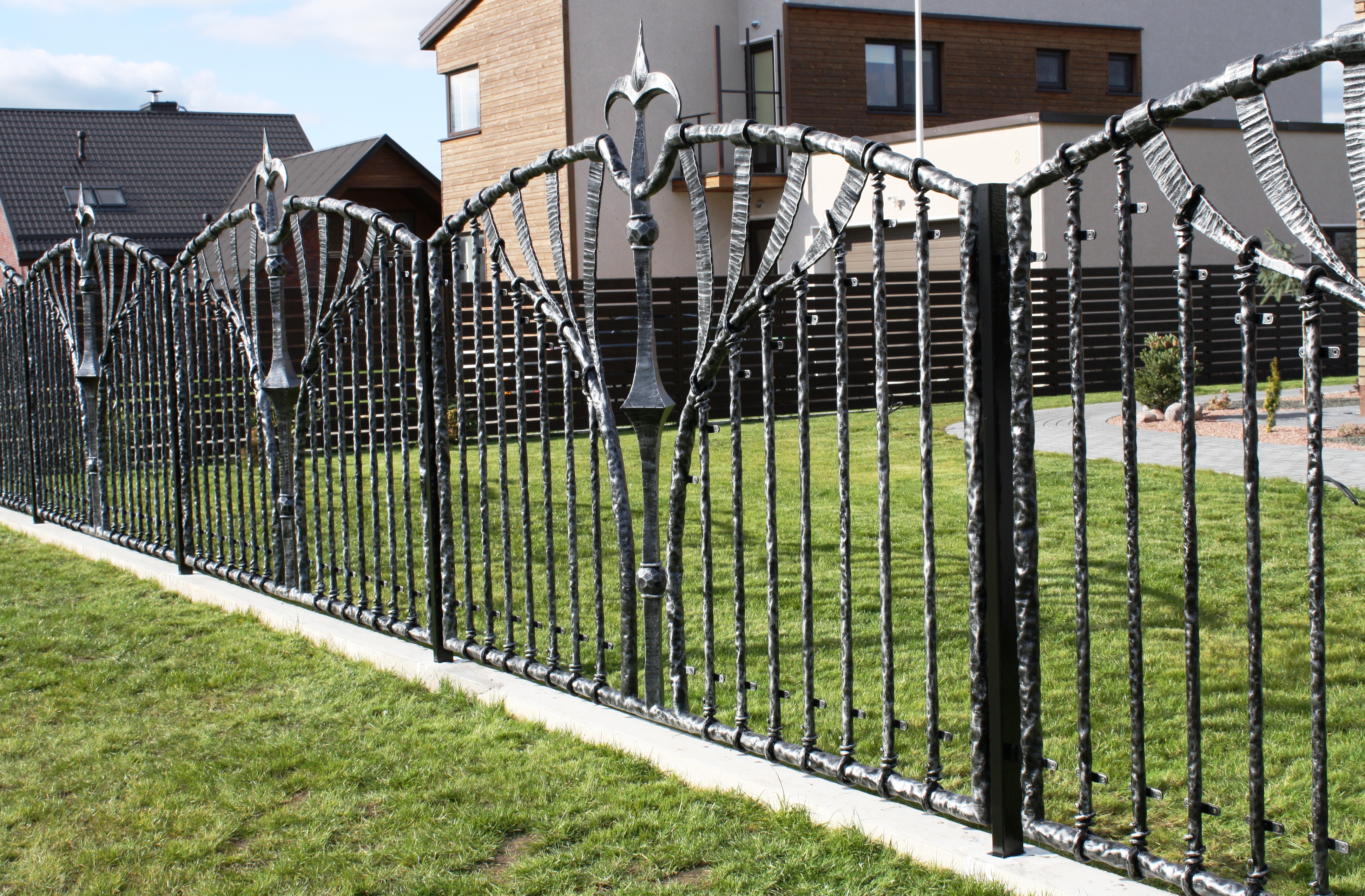 Металлические заборы купить москва. Кованый забор. Современный кованый забор. Красивый металлический забор. Красивые заборы из металла.